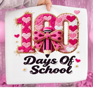 Puede incluir: Un cuadrado blanco con el texto "100 Days Of School" en escritura negra. El número "100" es rosa con corazones y detalles dorados. Un lazo rosa y un lápiz están en el centro. Pequeños corazones y margaritas están dispersos alrededor del diseño.