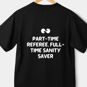 Deltidsdomare, heltids Sanity Saver unisex t-shirt i kraftig bomull | Vikarielärarskjorta | Lärargruppst-shirt | Lärargåva