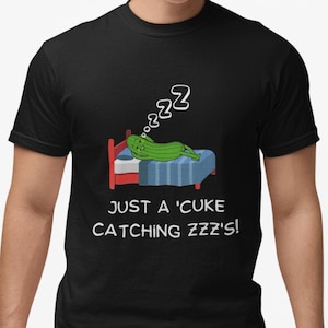 Zabawna koszulka unisex w kolorach komfortu ogórka, po prostu „Cuke Catching Zzz's” zabawna koszulka z kalamburem, projekt kalamburu drzemkowego, prezent dla przyjaciół kochających kalambur