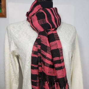 Bufanda de alpaca, bufanda de alpaca suri, bufanda de alpaca tejida a mano, bufanda de alpaca para mujer, cultivada y fabricada en EE. UU., RedBlack20