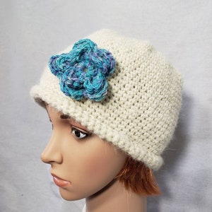 Hoed van 100% alpaca, gehaakte alpacamuts, handgesponnen garen, natuurlijk witte alpaca, muts met veelkleurige bloem, clochehoed