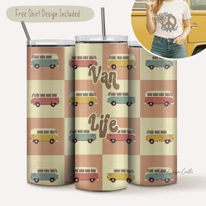 Peut inclure: Ensemble de quatre gobelets en acier inoxydable avec un motif de van rétro. Les gobelets présentent un motif répété de vans colorés en rouge, jaune et turquoise, sur un fond à carreaux. Les mots "Van Life" sont imprimés sur les gobelets. Un motif de chemise gratuit est inclus.