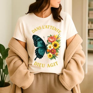 T シャツ Bohème Fleuri Verset Biblique PNG、Dieu Agit dans l'Attente、Art Chrétien Papillon Floral