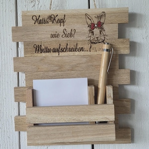 May include: Wooden memo board with a pen, a small notepad, and a decorative bunny illustration. The board is made of light-colored wood and features the text "Hatt'n Kopf wie Sieb? Mutti aufschreiben..." in black script.