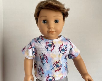 BK, Camiseta con diseño de arañas rojas y azules en círculos sobre fondo pastel moteado - Ropa de muñeca de niño de 18 pulgadas para niña o niño americano