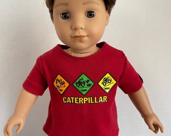 DC, camiseta roja profunda con gráfico de construcción - Ropa de muñeca de 18 pulgadas para niño o niña estadounidense