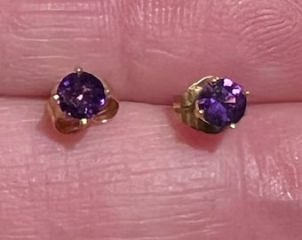Orecchini a bottone a taglio rotondo da 5 mm in oro giallo 9k con ametista viola naturale vivida da 5 mm - Italia