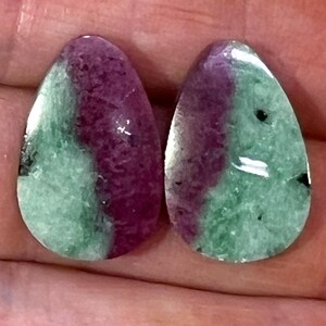 Rubin Zoisit birnenförmige Cabochons - Schönes Paar Cabs - Grün und Schwarz mit reichen Rubin - Auffällig