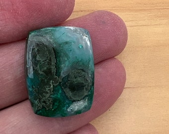 Rectángulo abultado de crisocola, malaquita y cuarzo: una caprichosa crisocola y malaquita rodean una matriz gris metálica con una esquina de cuarzo.