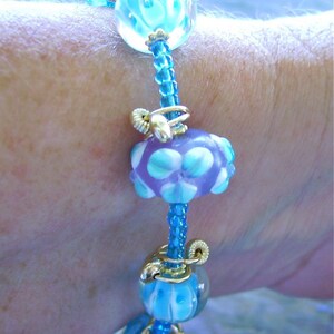 Himmelblaues Lampwork Perlenarmband mit glänzenden 14K Gold Filled Anhängern - Aqua Vita Bild 3