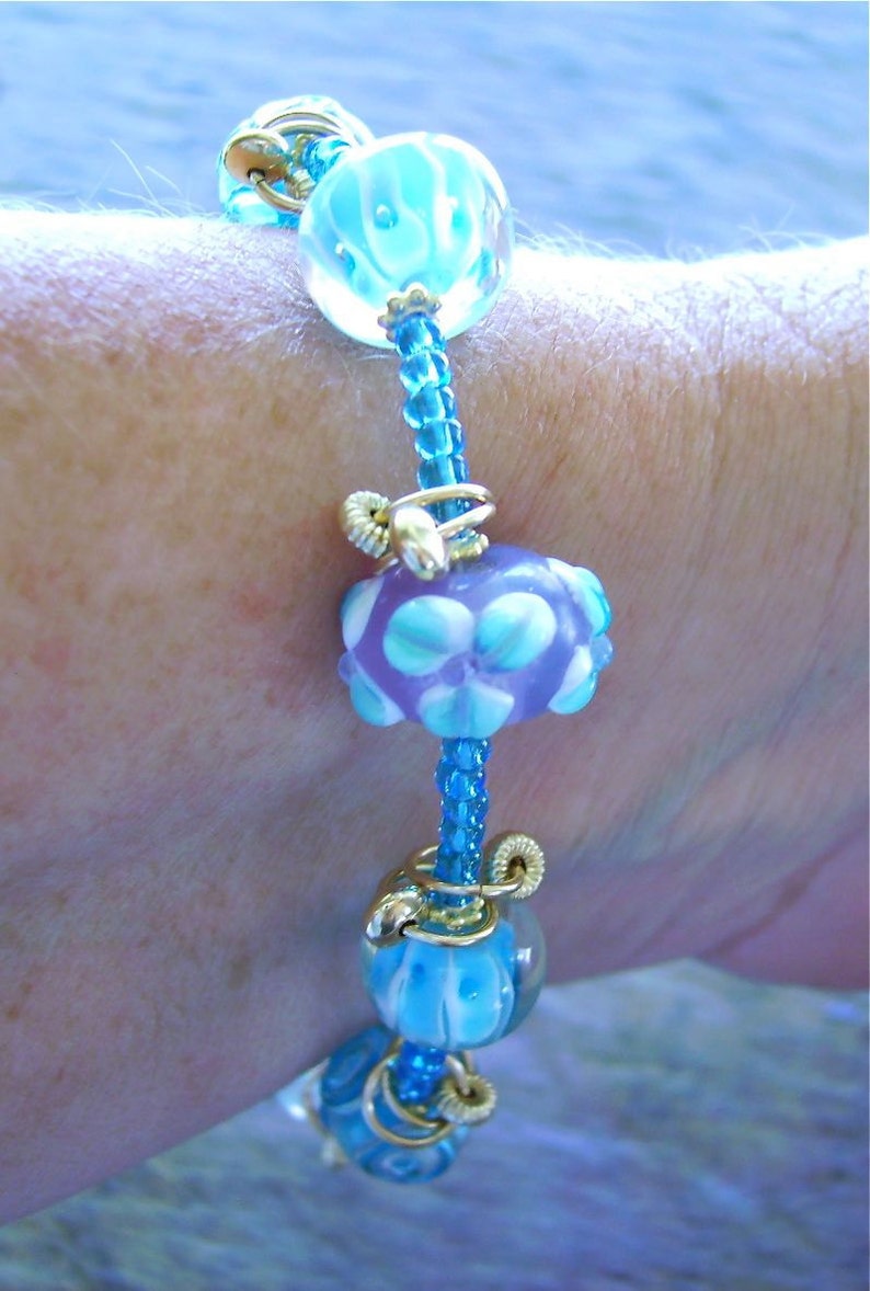 Himmelblaues Lampwork Perlenarmband mit glänzenden 14K Gold Filled Anhängern - Aqua Vita Bild 3