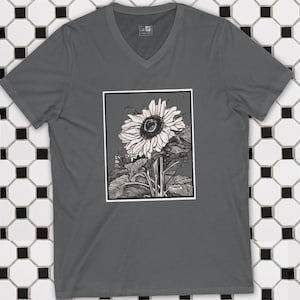 Maglietta con scollo a V e motivo girasole in linoleum - Maglietta unisex con scollo a V in linoleum, incisione su legno, xilografia, maglietta con scollo a V e motivo girasole