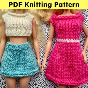 Könnte beinhalten: Zwei gestrickte Puppenoutfits: ein cremefarbenes Crop-Top und ein türkisfarbener Rock sowie ein pinkfarbenes Kleid mit weißem Gürtel. Der Text "PDF Knitting Pattern" befindet sich oben im Bild.