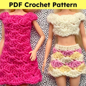 Puede incluir: Dos conjuntos de muñecas: un vestido de ganchillo rosa brillante y un conjunto de top y falda de ganchillo crema, rosa y amarillo. Los conjuntos están hechos a mano y presentan un patrón de puntada texturizado. El texto "PDF Crochet Pattern" está en la parte superior.