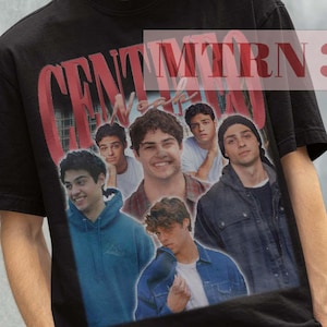 Peut inclure: T-shirt noir avec un collage de photos de jeunes hommes. Le t-shirt porte l'inscription "CENTIMTERN 38".