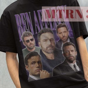 Op de afbeelding: Zwart T-shirt met een grafische print van een band, met vijf mannengezichten. De bandnaam "Ben Affleck" is in paarse letters op het shirt gedrukt.