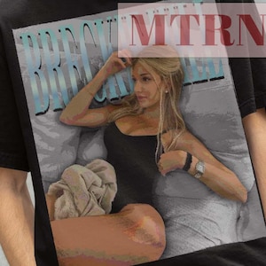 Breckie Hill レトログラフィックTシャツ - ユニセックス Gildan 5000