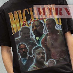 Peut inclure: T-shirt noir avec un imprimé graphique d'un groupe d'hommes. Le texte "MTRN 38" est imprimé sur le t-shirt. Le modèle porte un chapeau bob noir.