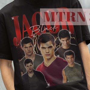 Puede incluir: Camiseta negra con un gráfico de una persona y el texto "JAC Black" en rojo y blanco. La camiseta también tiene el texto "MTRN 38" en rojo. La persona lleva un sombrero de pescador negro.