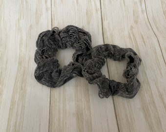 Scrunchies en una tela angustiada