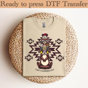 Disney Mickey Friends Wilderness Lodge Dtf, Retro Mickey Donald Goofy Camping Dtf, Listo para imprimir, Camiseta de regalo de cumpleaños para viaje familiar