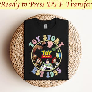 Toy Story Est. 1995 Dtf, Disney World Toy Story Dtf, Disney Friend Dtf, Toy Story Filmfiguren Dtf, Freunde Dtf, bereit zu drücken