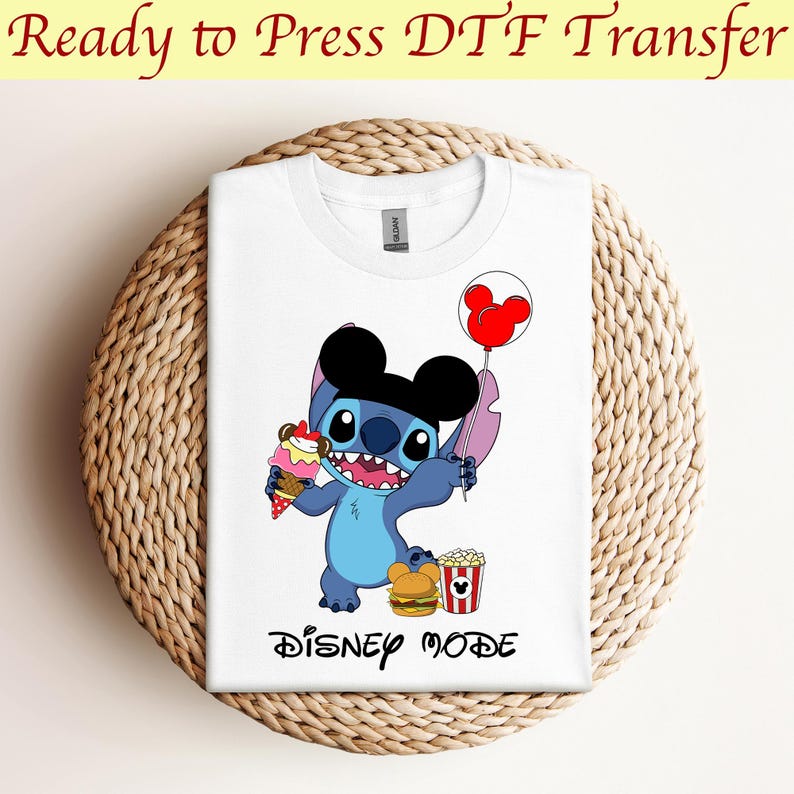 Stitch con globo de Mickey, Disney Mode DTF, Disney Lilo y Stitch, Vacaciones DTF, Trajes para viajar a Disneyland, Disney Mode Vacation DTF imagen 1