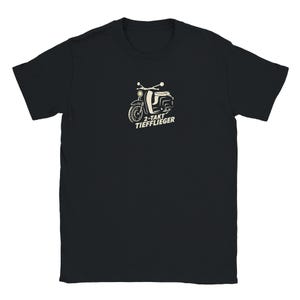 Op de afbeelding: Zwart t-shirt met een crèmekleurige afbeelding van een vintage scooter. Het scooterontwerp omvat koplampen, een zitting en de tekst "2-TAKT TIEFFLIEGER" eronder. Het shirt is een klassieke ronde hals.