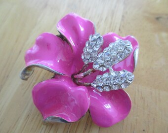 vINTAGE COSTUME JEWELRY  / Rhine flower brooch 2 " by 2 "