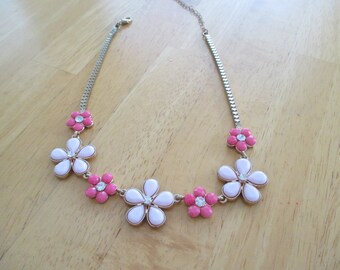Vintage costume jewelry  / flower necklace 18 " gold tone
