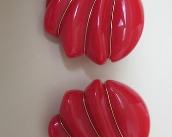 Vintage costume jewelry  / pretty red clip on earrings