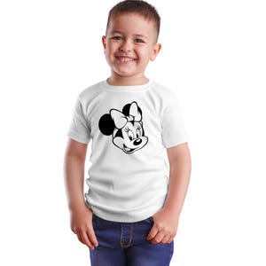 Peut inclure: Un t-shirt blanc avec une image en noir et blanc de Minnie Mouse sur le devant.