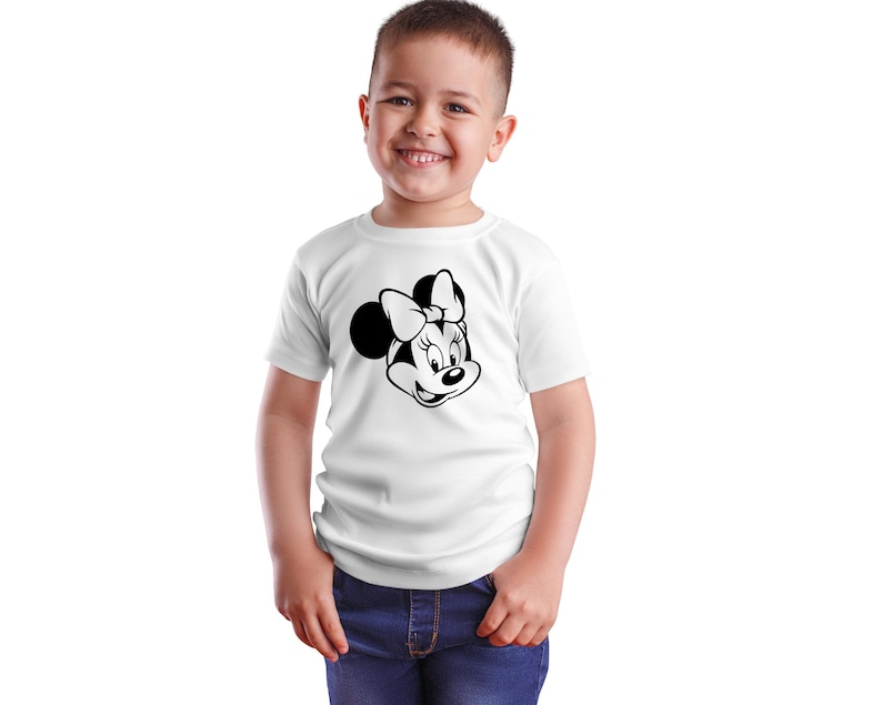 Peut inclure: Un t-shirt blanc avec une image en noir et blanc de Minnie Mouse sur le devant.