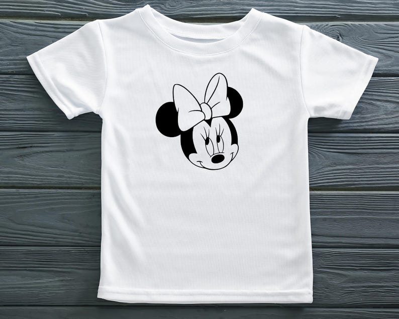 Peut inclure: T-shirt blanc avec une image en noir et blanc de Minnie Mouse avec un n&oelig;ud rouge.