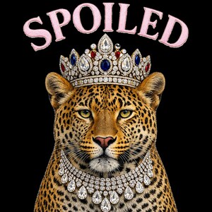 Verwende luipaard png, ontwerp kroon met juwelen en diamanten ketting, glam boujee dierenafbeelding, trendy luxe esthetische shirtsublimatie, trendy png