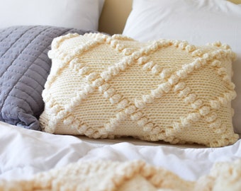 Knit Pillow Pattern // Throw Pillow Knitting Pattern // Knit Bobble Pattern // Pillow DIY // Knitting Patterns // Bobble Knit Throw Pillow
