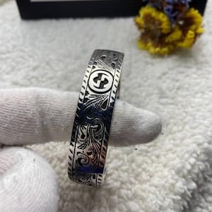 グッチ シルバー ライオンヘッド フローラル カフ ブレスレット