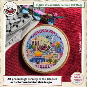 Puede incluir: Un bordado de punto de cruz en un aro de madera, que representa Jerusalén con edificios y una paloma. El diseño incluye la palabra "Jerusalem". El texto "Digital Cross Stitch Pattern PDF Only" es visible. El texto "All proceeds go directly to the talented artist in Gaza behind this design" también es visible.