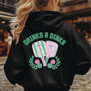ドリンク＆ディンクス ピックルボール パーカー：マティーニパドル、ディンククイーン アパレル