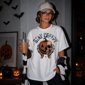Camiseta gráfica de Halloween Stay Creepy, calabaza y esqueleto vintage, camiseta Spooky Season Summerween Comfort Colors ™,