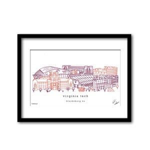 Op de afbeelding: Lijntekening illustratie van de Virginia Tech campus in Blacksburg, Virginia. De illustratie toont het iconische Lane Stadium, de belangrijkste gebouwen van de universiteit en de omliggende bomen. De tekst "Virginia Tech" en "Blacksburg, VA" is onder de illustratie opgenomen.