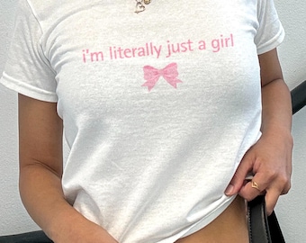 I'm Letterally Just a Girl-T-shirt: trendy damesshirt met crop-topstijl