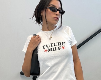 Zukünftige Mila Baby T-Shirt - Trendiges Crop Top - Frauen Y2k Stil Shirt - Einzigartiges Geschenk für Sie