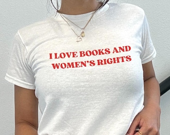 Ich liebe Bücher & Frauenrechte Baby-T-Shirt | Feministisches Buch-Liebhaber-Y2K-Shirt | Kokettes ästhetisches Geschenk für Leseratten