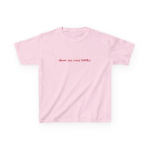 Show Me Your Books Baby-T-shirt, Y2K Esthetic, Booktok-cadeaus voor vriend, smut-t-shirt, Hot Girls Read-T-shirt, vintage boek-T-shirt, cadeau Light Pink