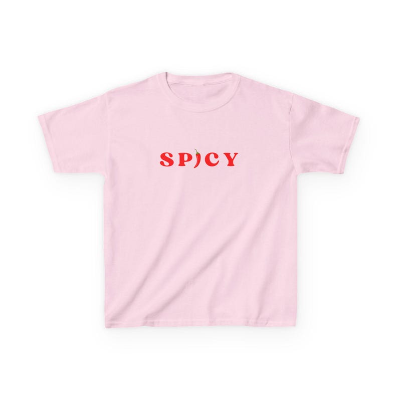 Może przedstawiać: R&oacute;żowy T-shirt z nadrukiem słowa "SPICY" w czerwonych literach. Czerwona papryczka chili zastępuje literę "I" w słowie.