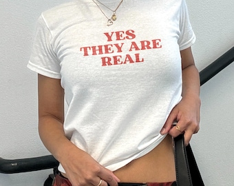 Y2K-babyshirt 'Yes They Are Real' - vintage geïnspireerde crop topDames
