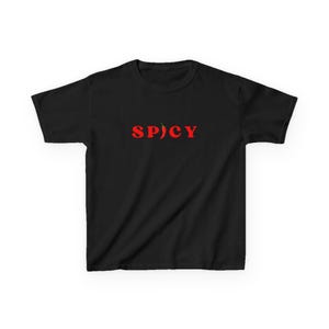 Może przedstawiać: Czarny T-shirt z czerwonym napisem "SPICY", gdzie "I" zastępuje czerwony pieprz.