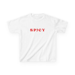 Może przedstawiać: Biała koszulka z czerwonym napisem "SPICY", gdzie "I" zastępuje czerwona papryczka chili.