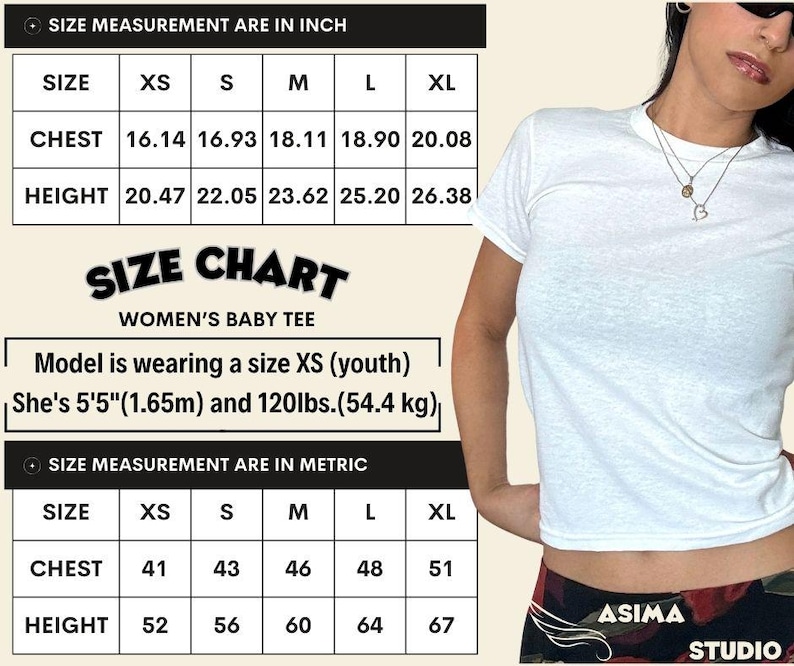Może przedstawiać: Tabela rozmiar&oacute;w dla damskiego t-shirtu baby, pokazująca wymiary w calach i centymetrach. Tabela zawiera rozmiary XS, S, M, L i XL. Modelka nosi rozmiar XS (młodzieżowy) i ma 1,65 m wzrostu i waży 54,4 kg.
